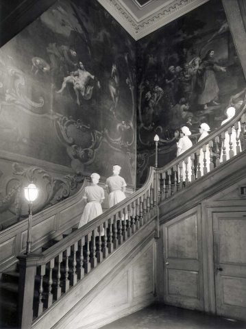 SBHX8/1063 Nurses admiring the Hogarth paintings on the Grand Staircase, c1960 1960 Nursing Mirror